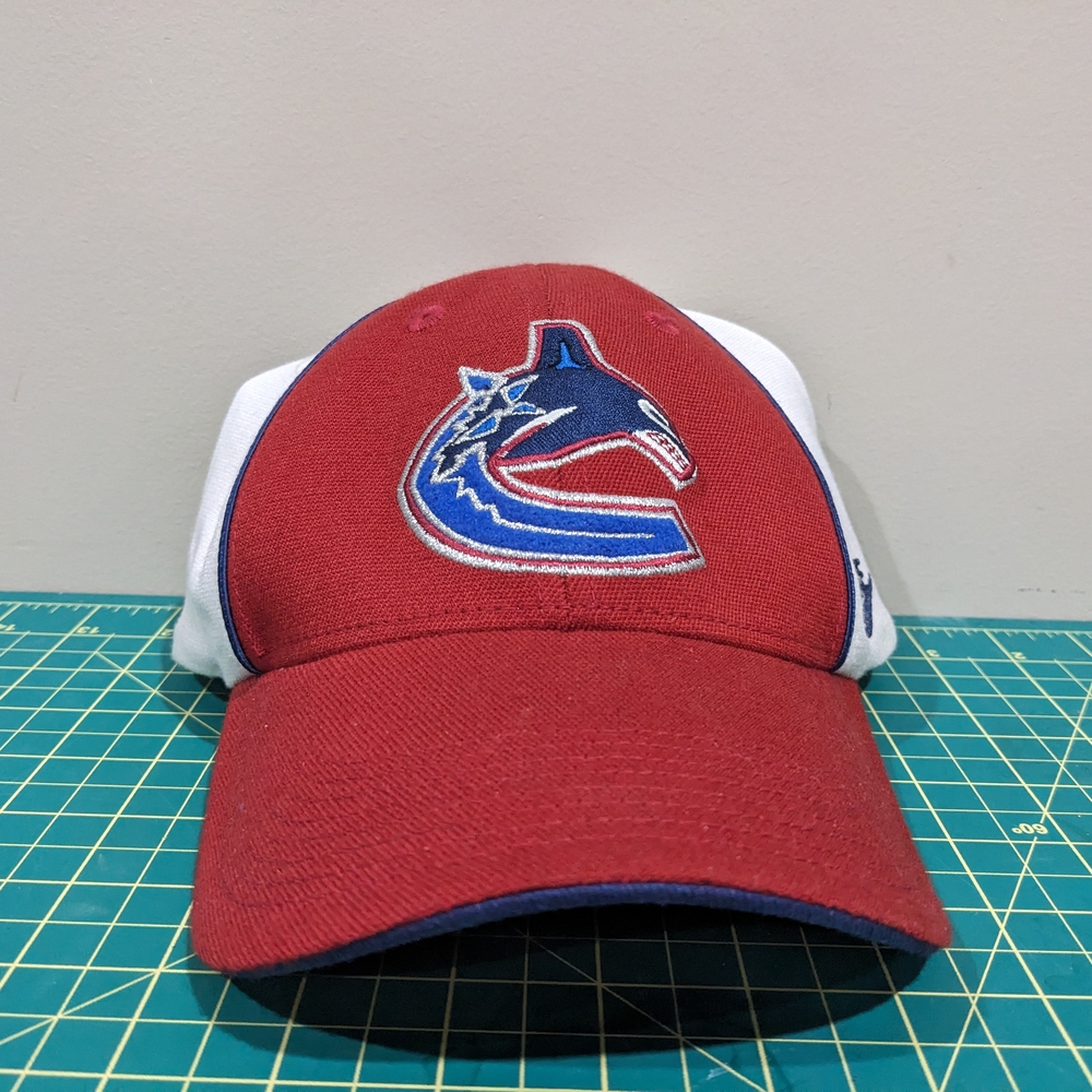 Vintage Vancouver Canucks hat cap fitted One size OSFA red white nike Y2K NHL